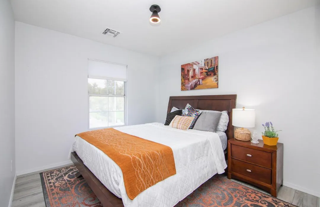 Gorgeous 4Br Home Phoenix - Low Rates!-1
