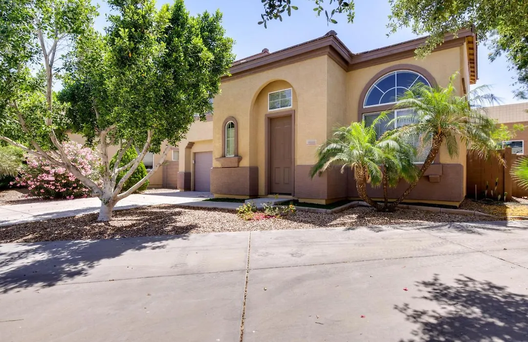 Beautiful Phoenix Home Private Yard, Pool Access!-1