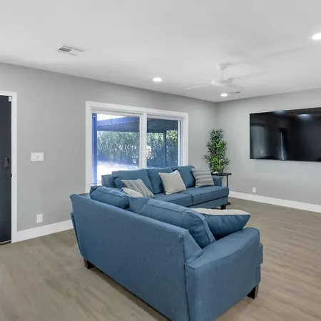 Remodeled Home With Heated Pool & Hot Tub-2