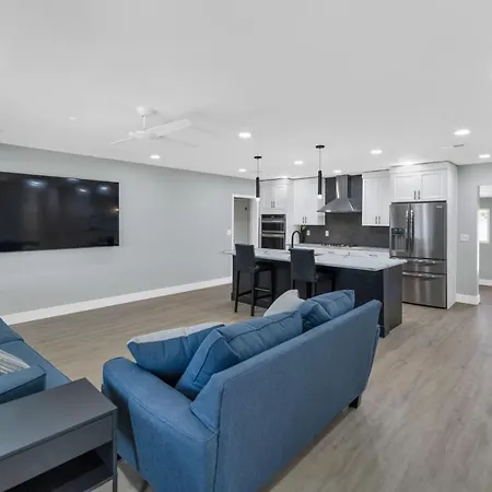 Remodeled Home With Heated Pool & Hot Tub-3