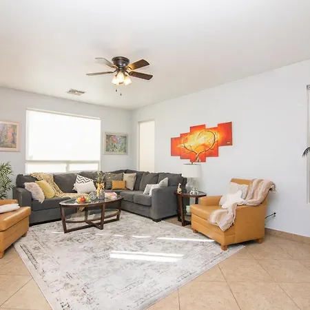 Gorgeous 4Br Home Phoenix - Low Rates!-2