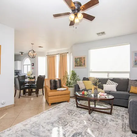 Gorgeous 4Br Home Phoenix - Low Rates!-3