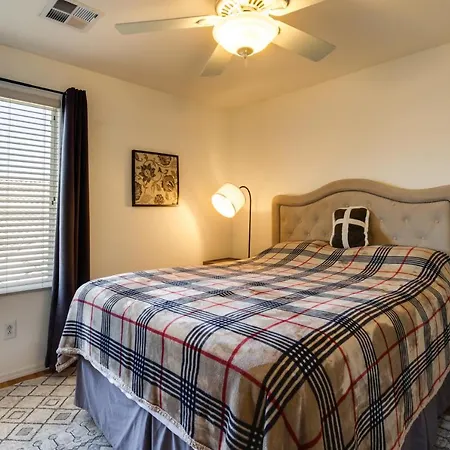 Beautiful Phoenix Home Private Yard, Pool Access!-3