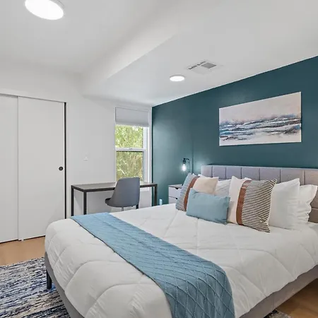 Luxurious Uptown Phoenix Townhome - Perfect Location & Sleeps 7!-2